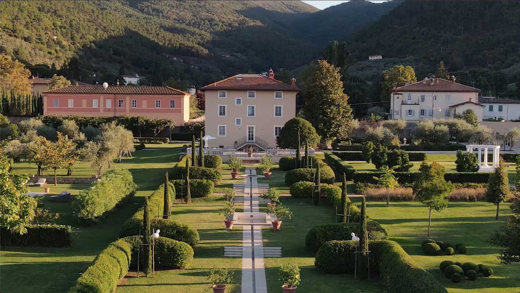 Vue de la façade et des jardins à la française de Villa Marie