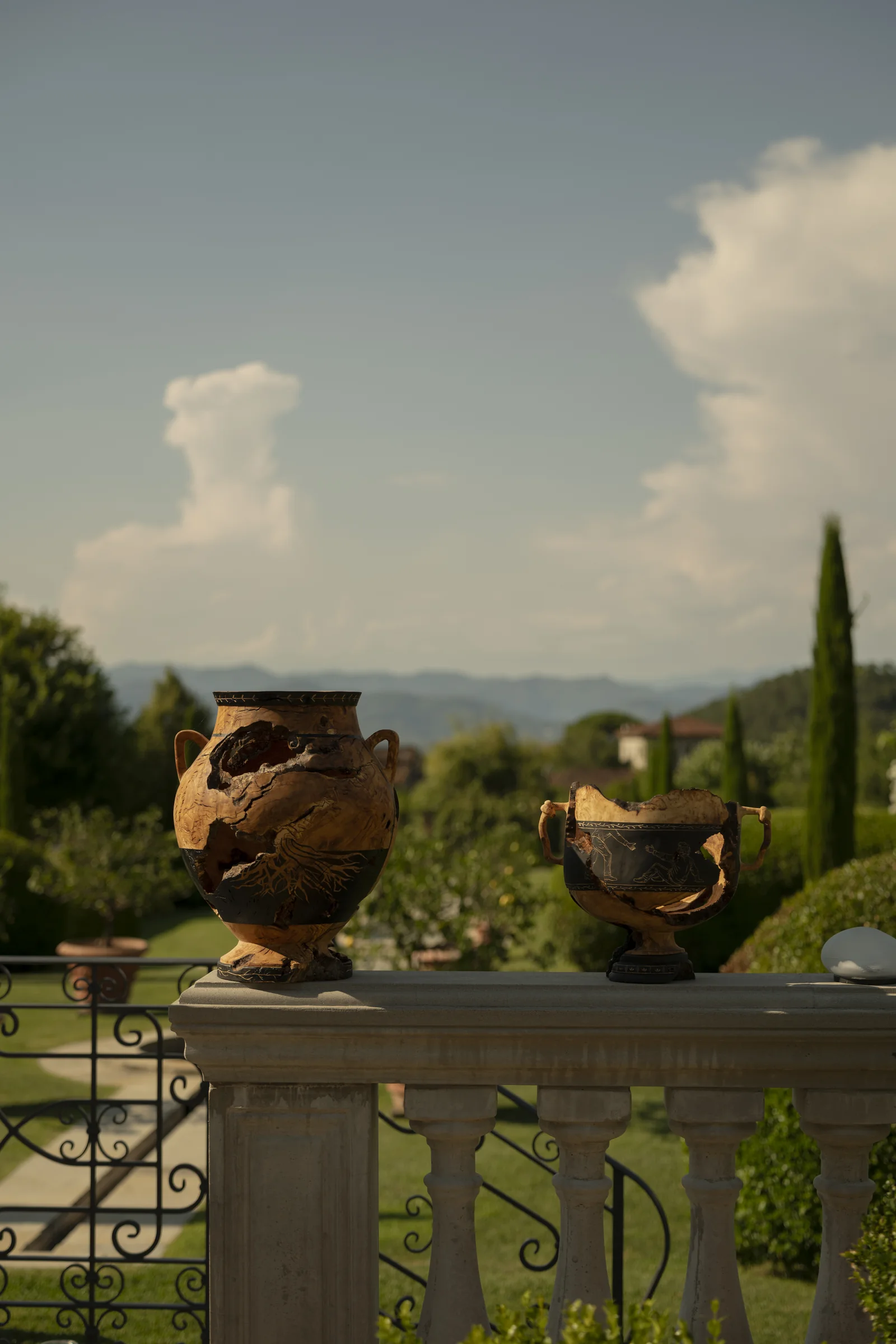 Anfora decorativa con vista sui giardini privati di Villa Marie