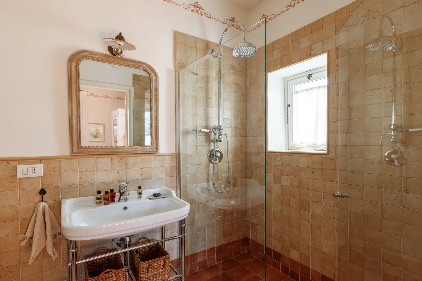 Bagno della camera 2 di Casa del Contadino con lavabo e doccia in vetro