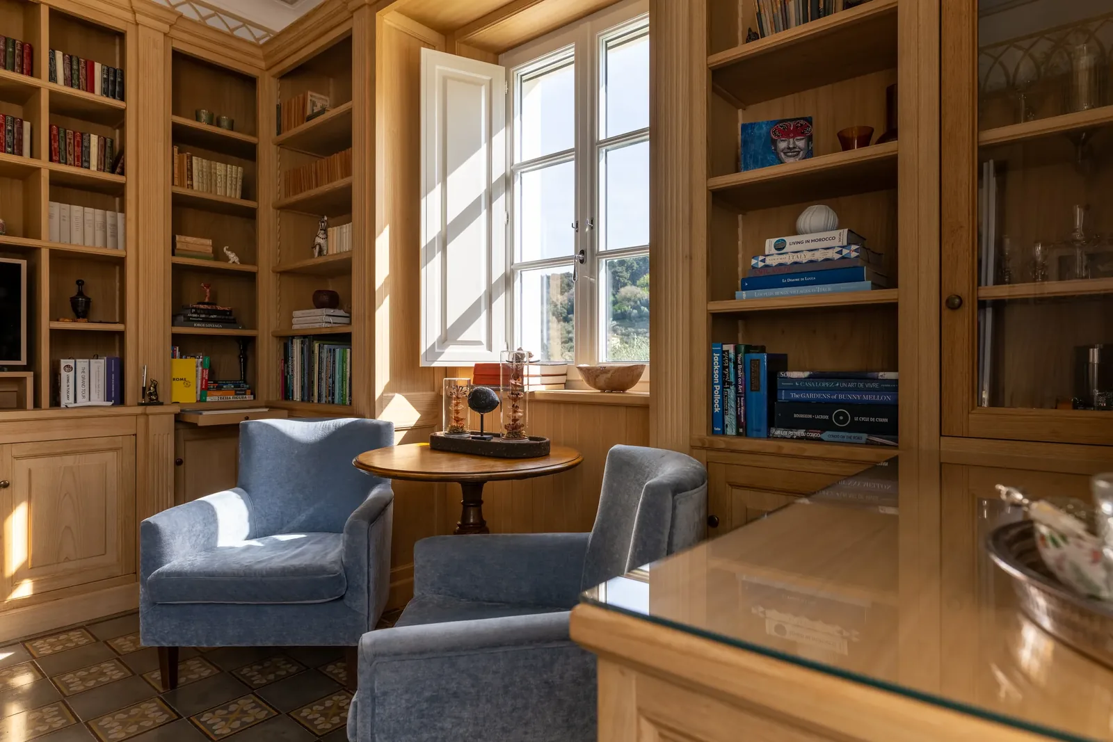 Biblioteca con boiserie a Villa Marie in Toscana