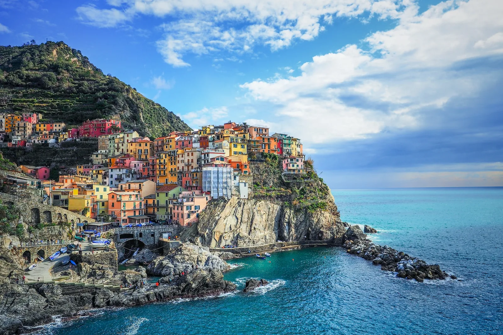 Borgo delle Cinque Terre sulle scogliere della costa ligure