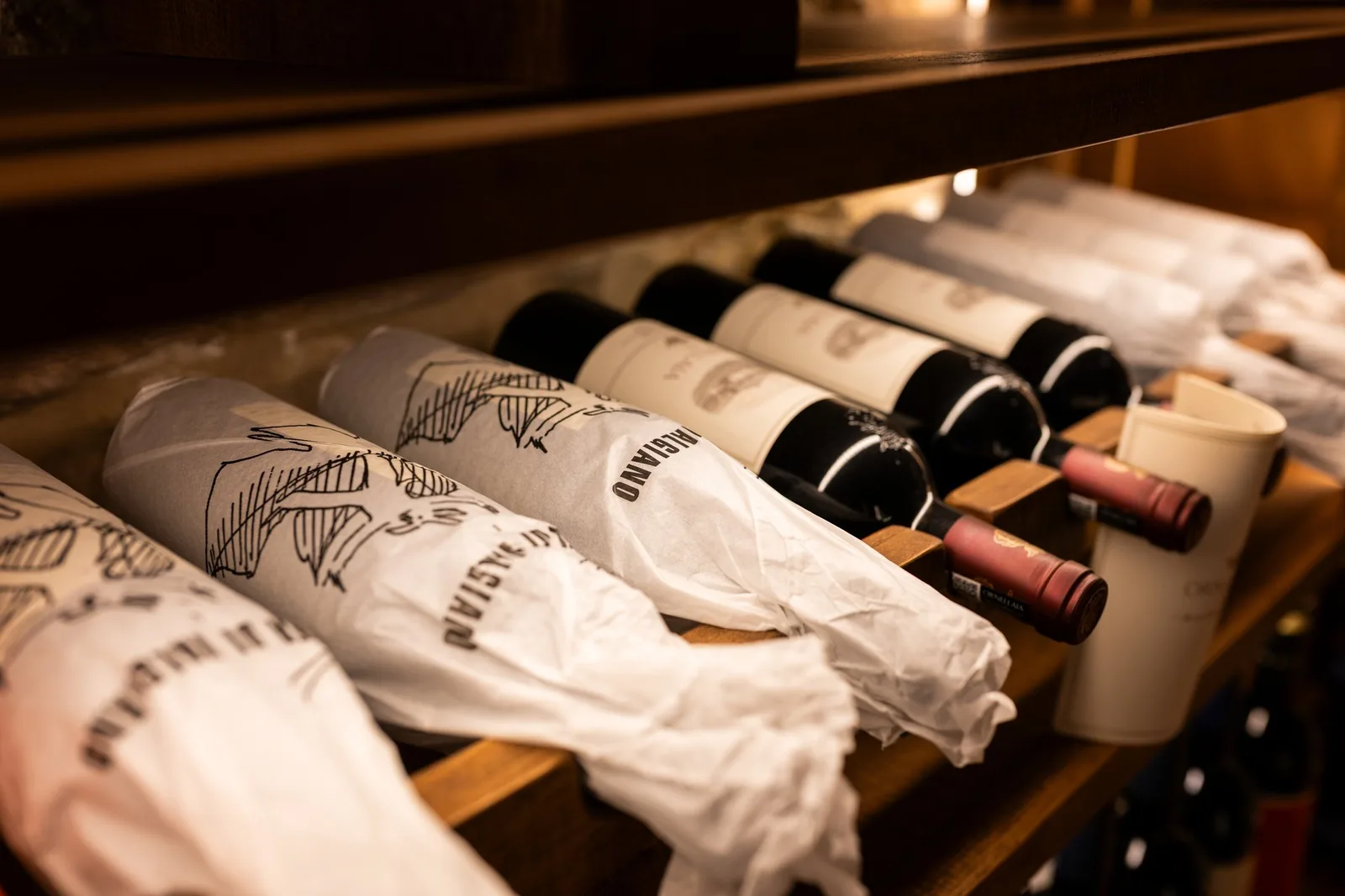 Bottiglie avvolte nella carta nella cantina di Villa Marie