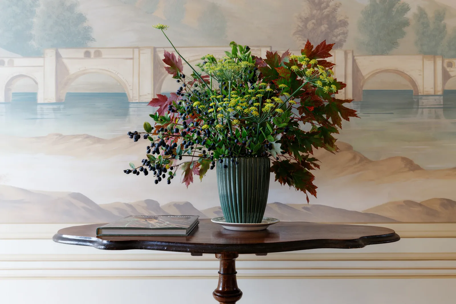 Bouquet di fiori di fronte ad un affresco nella sala da pranzo di Villa Marie