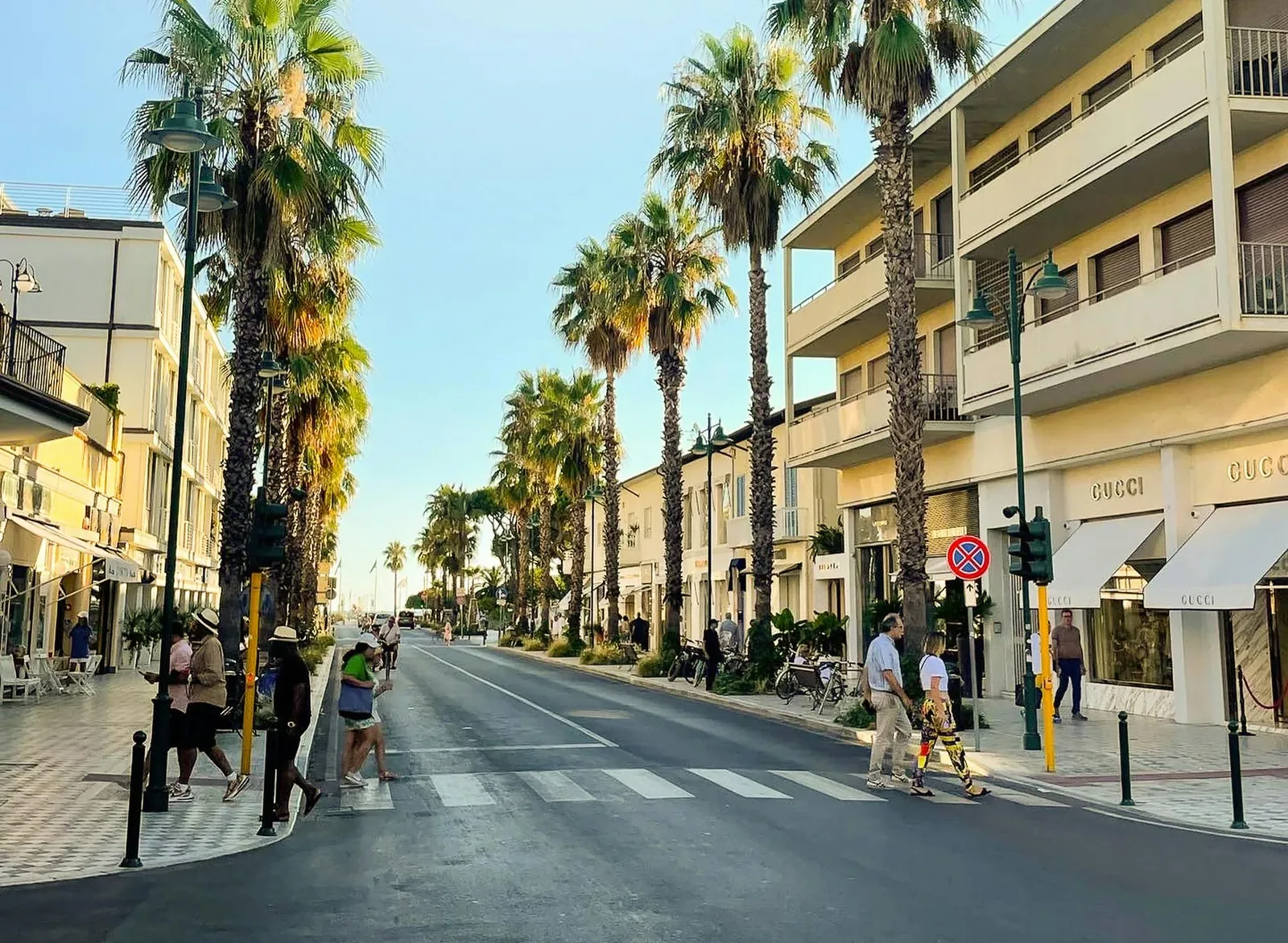 Boutique Gucci in una via dello shopping fiancheggiata da palme a Forte dei Marmi