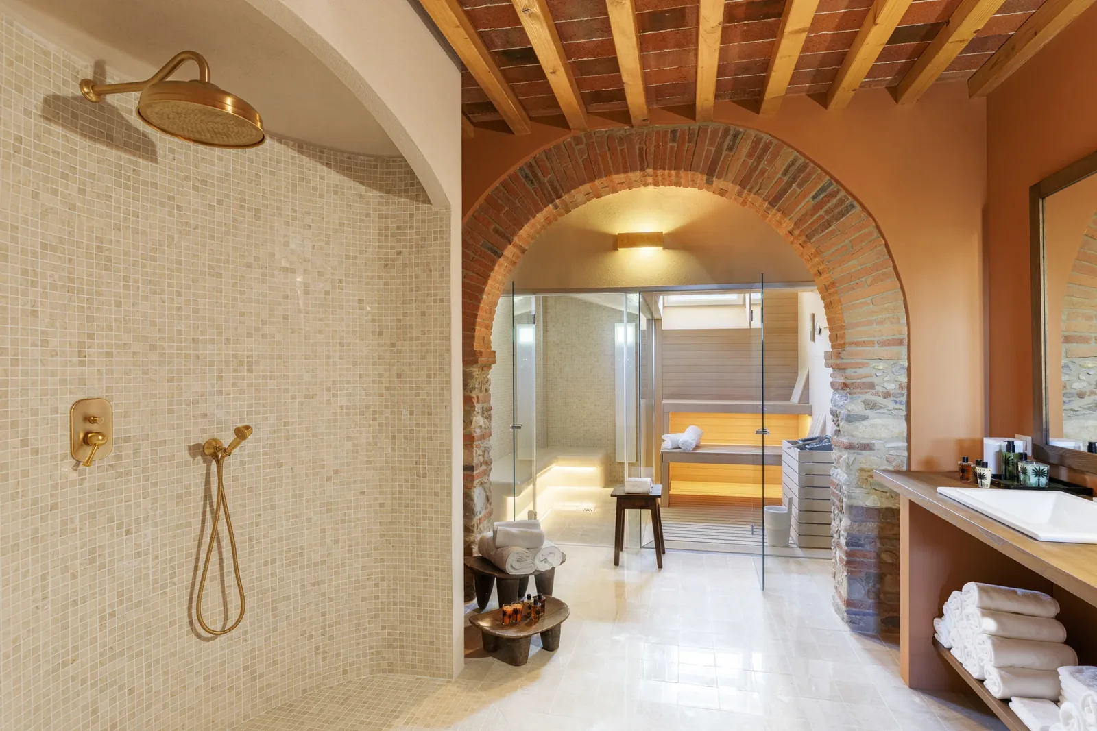 Doccia e passaggio a volta alla sauna di Villa Marie