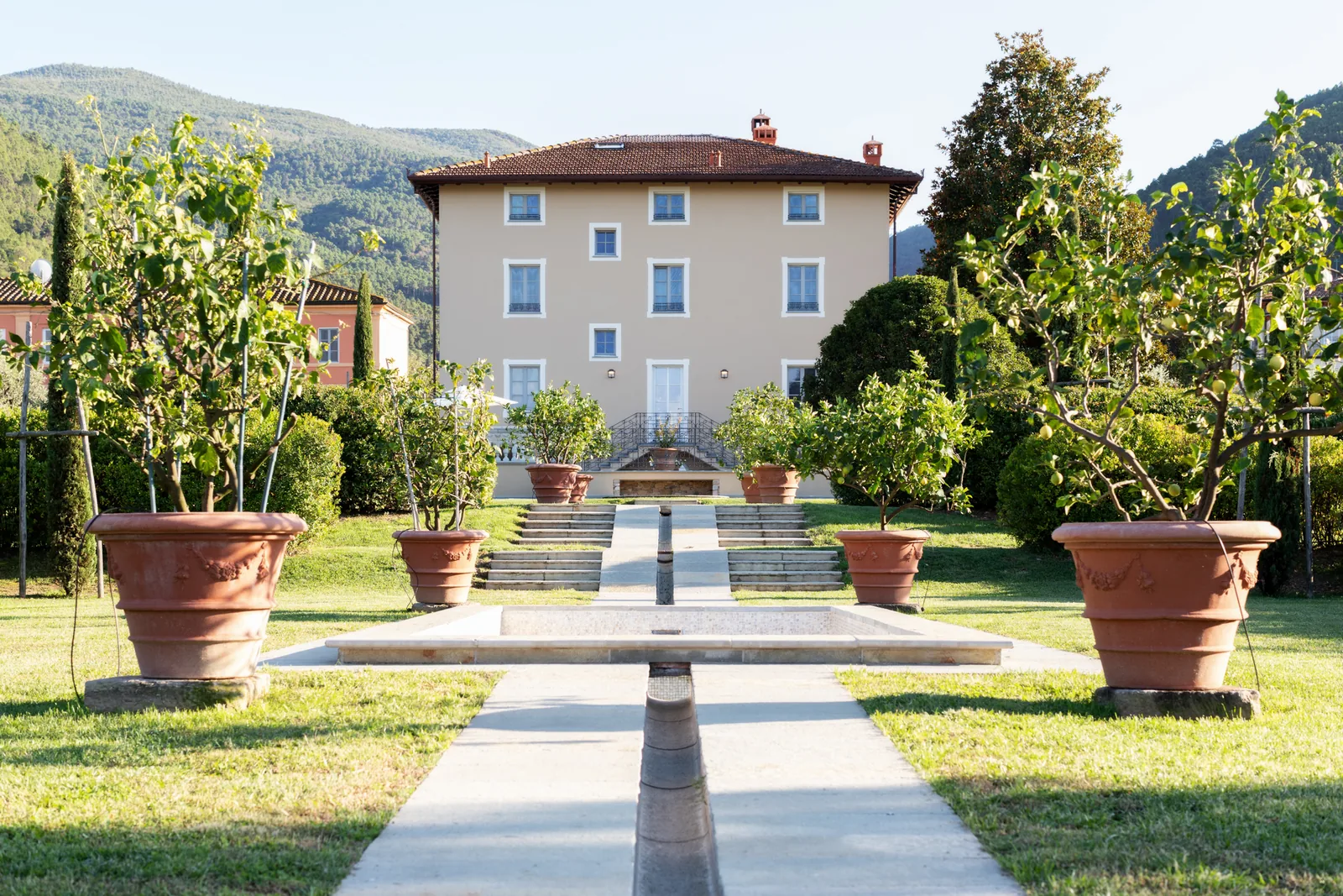 Facciata di Villa Marie in fondo al viale fiancheggiato da vasi in terracotta