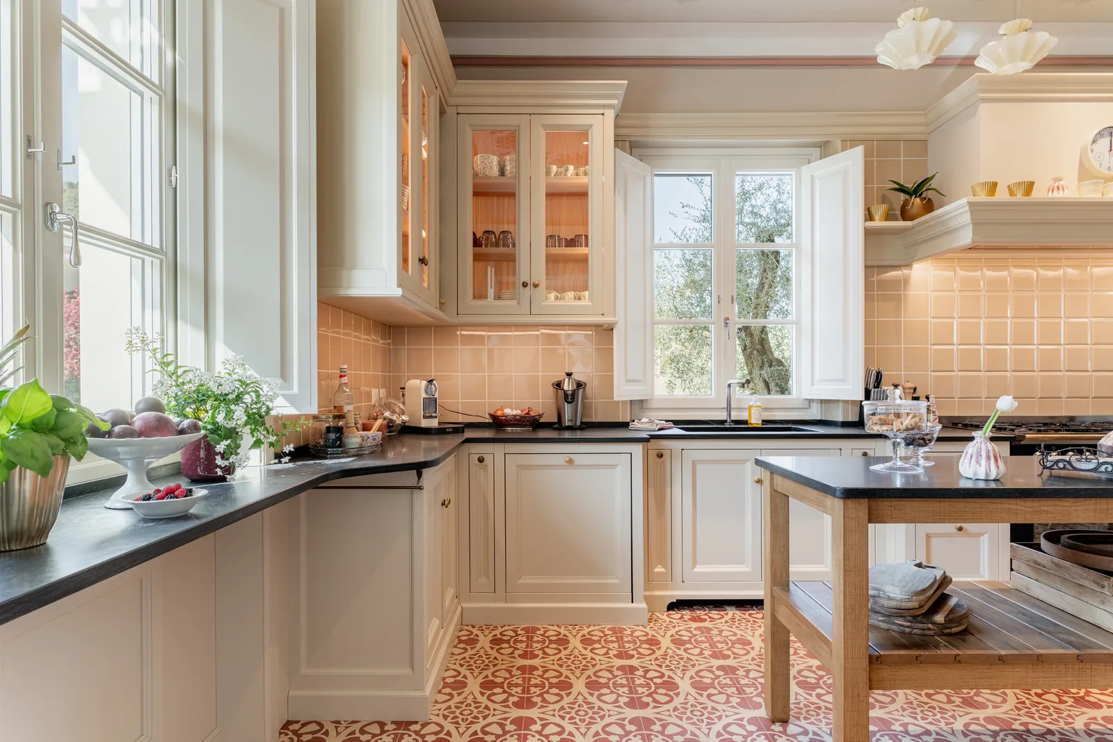 Finestra e piano di lavoro della cucina toscana di Villa Marie