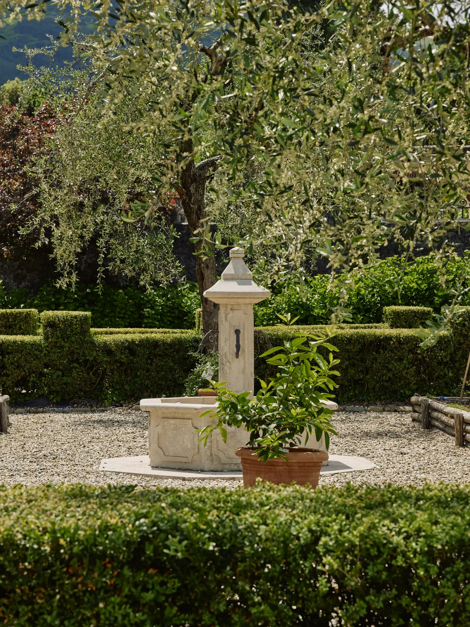 Fontana in travertino nell'orto di Villa Marie