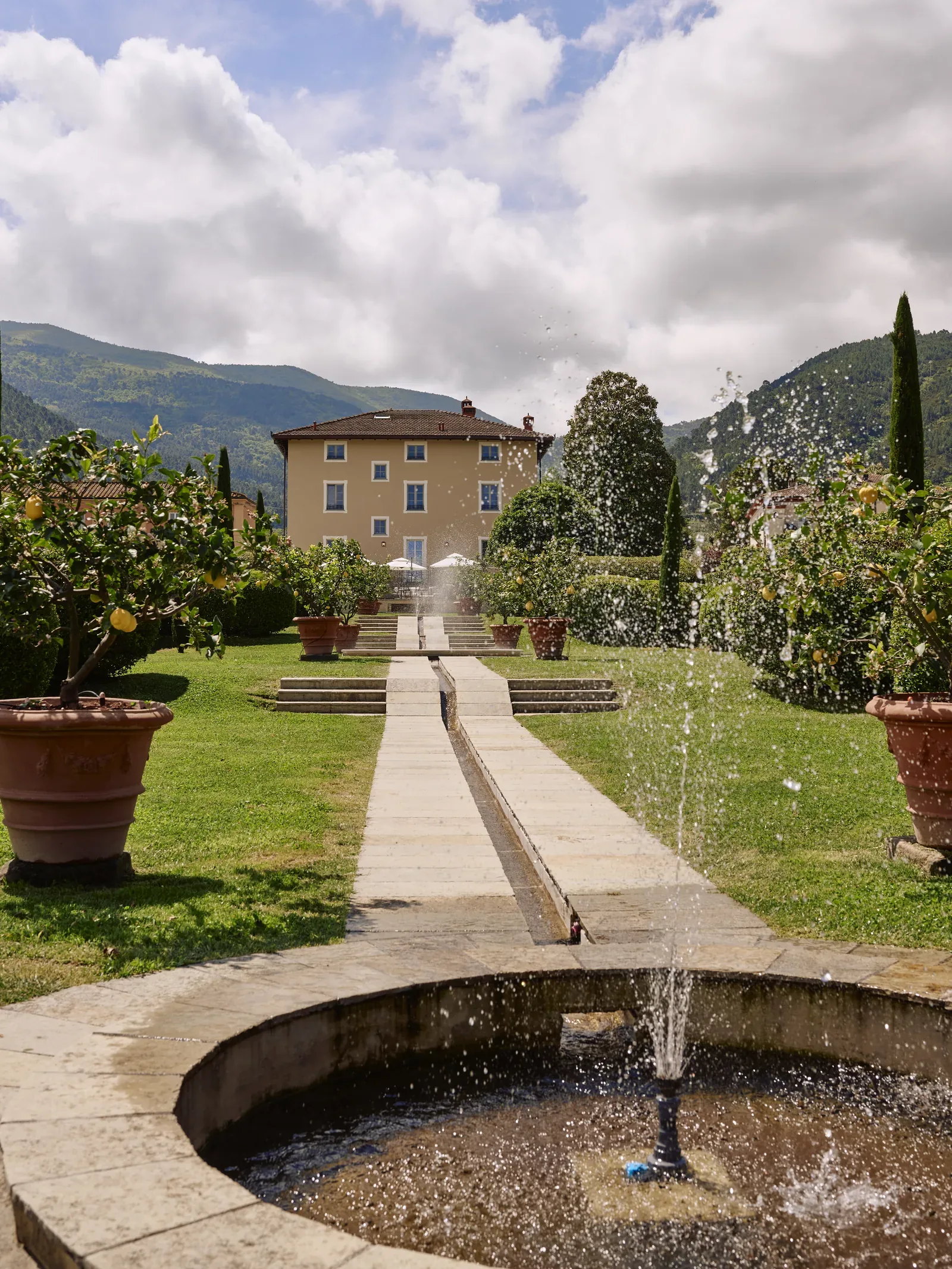 Giardino italiano formale e fontana davanti a Villa Marie