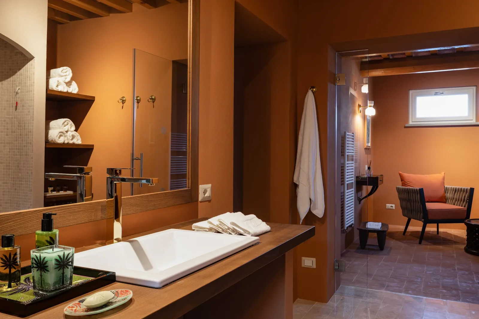 Lavabo della spa e passaggio verso la sala relax di Villa Marie