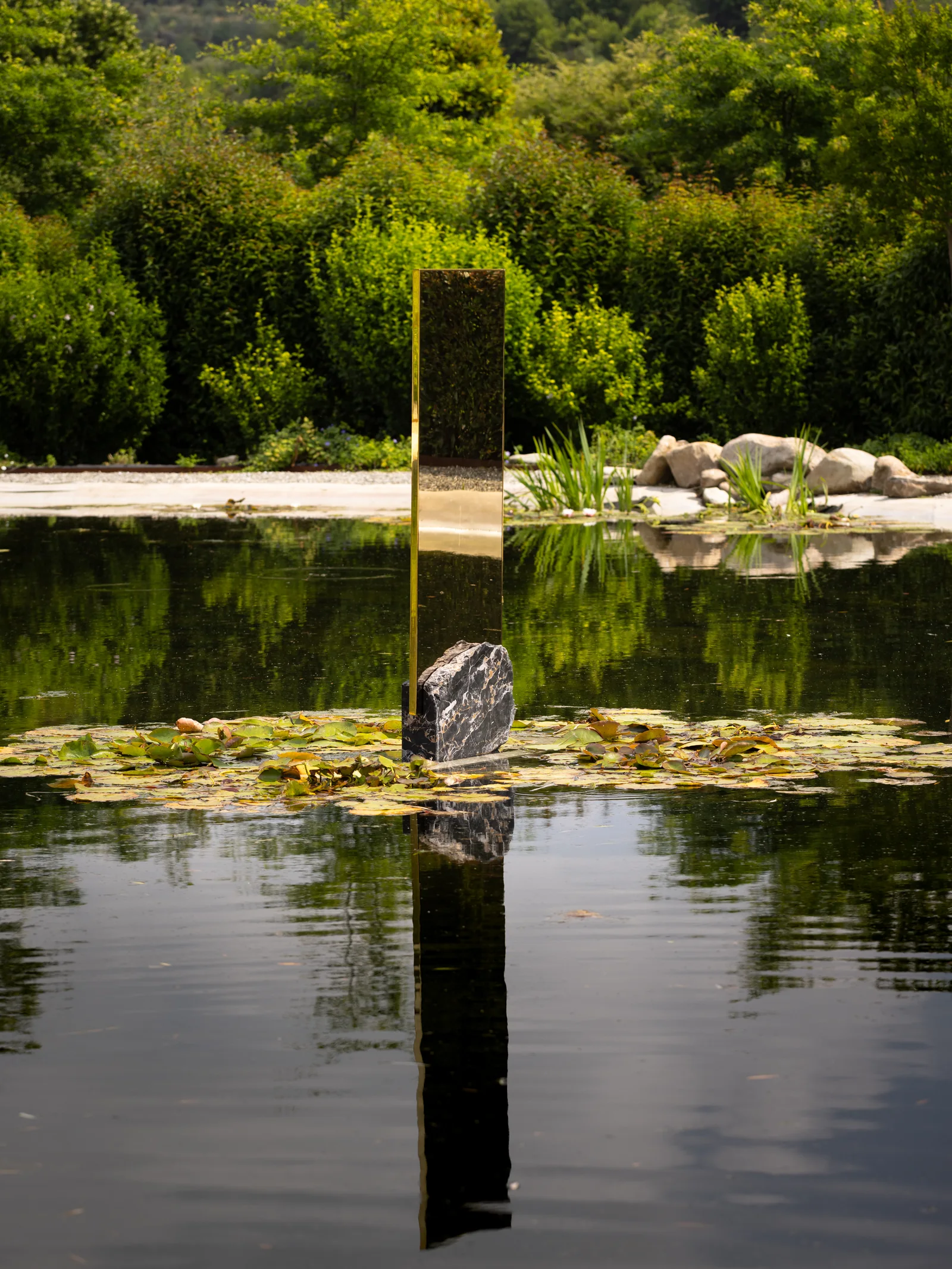 Obelisco a specchio riflesso nella vasca del giardino di Villa Marie