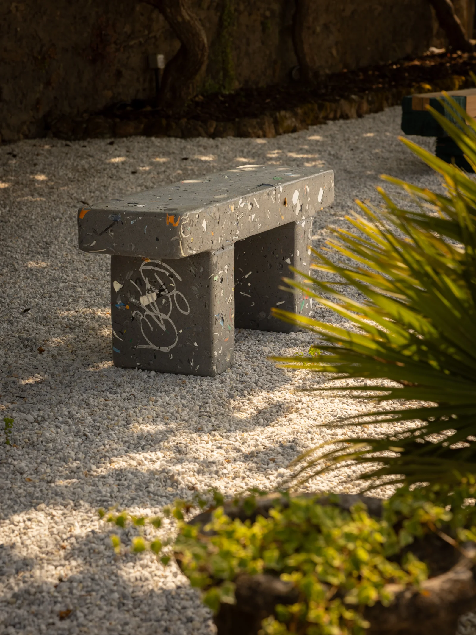 Panchina contemporanea in pietra nel Giardino d’arte di Villa Marie