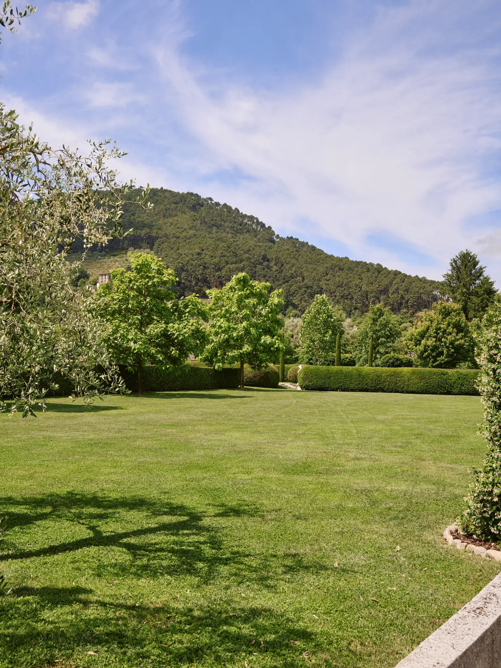 Prato di un giardino privato con vista sulle colline toscane