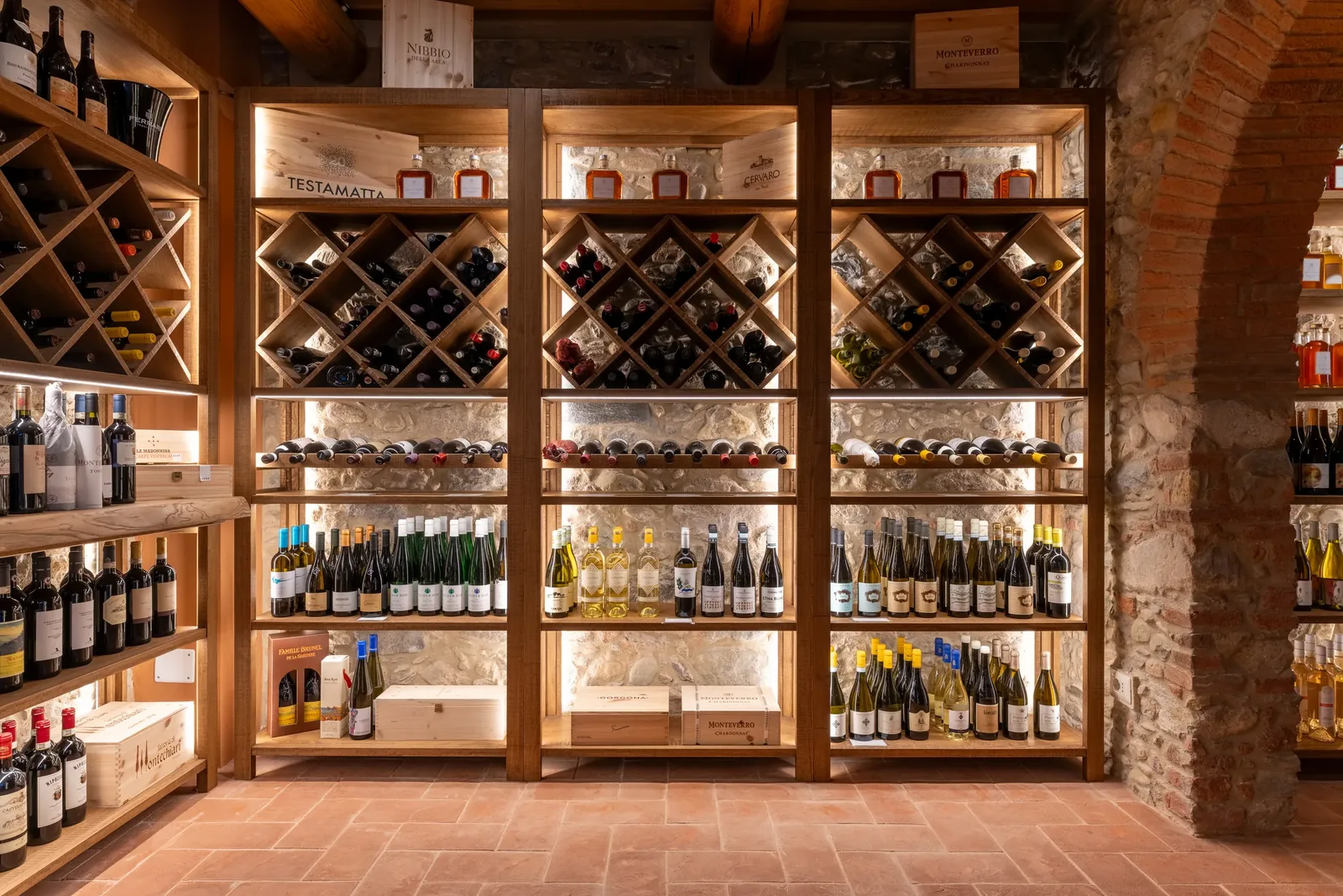 Scaffali portabottiglie illuminati nella cantina privata di Villa Marie