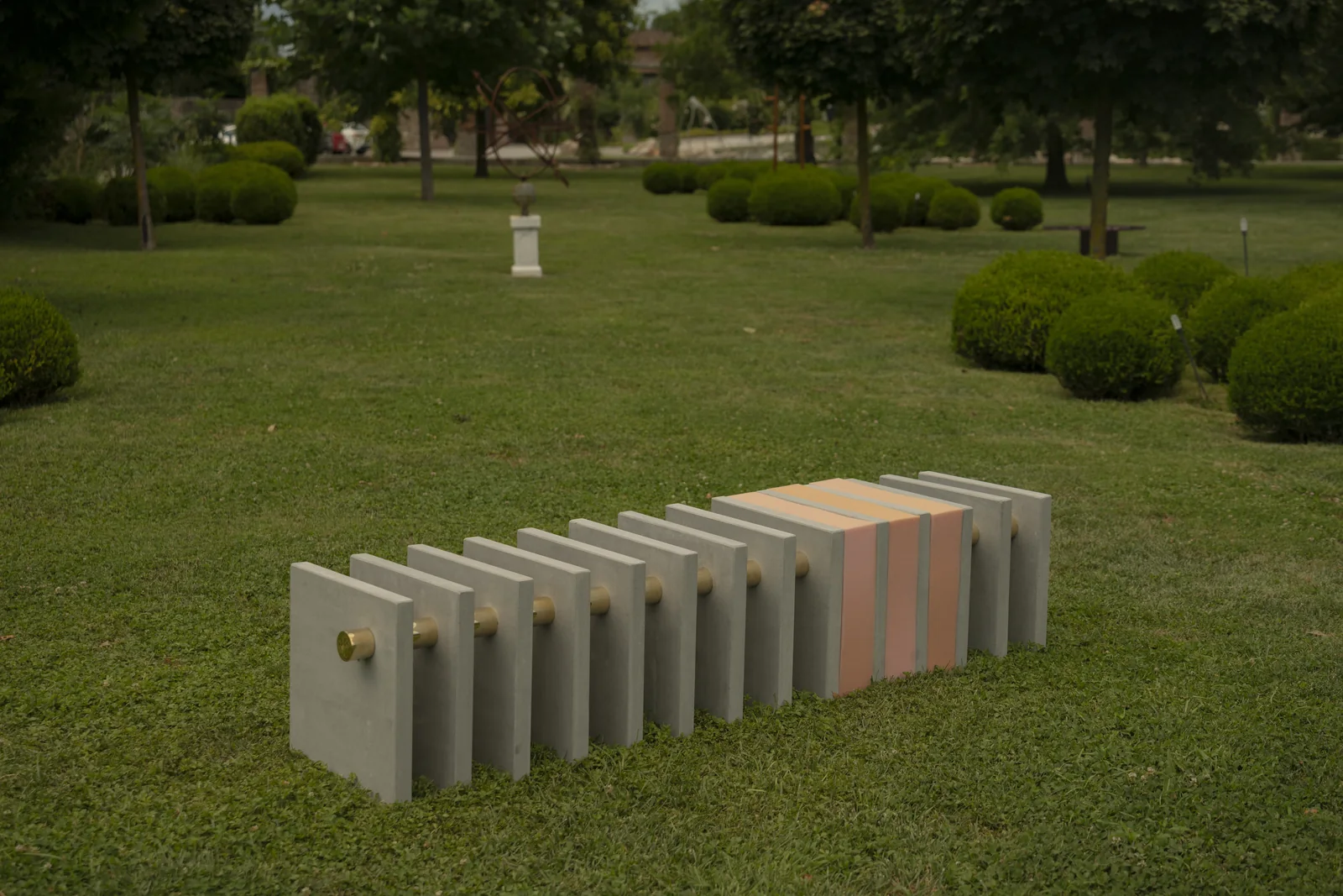 Scultura contemporanea sul prato di Villa Marie in Toscana