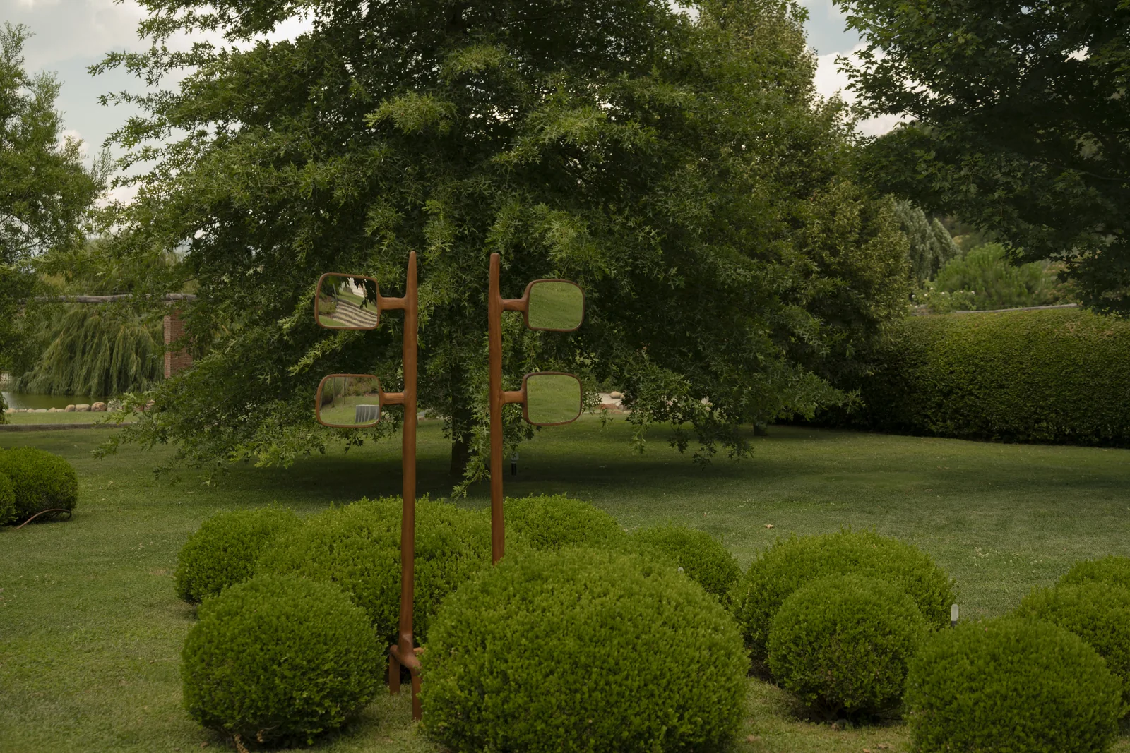 Scultura a specchio e arte topiaria dalle forme arrotondate nel Giardino d’arte di Villa Marie