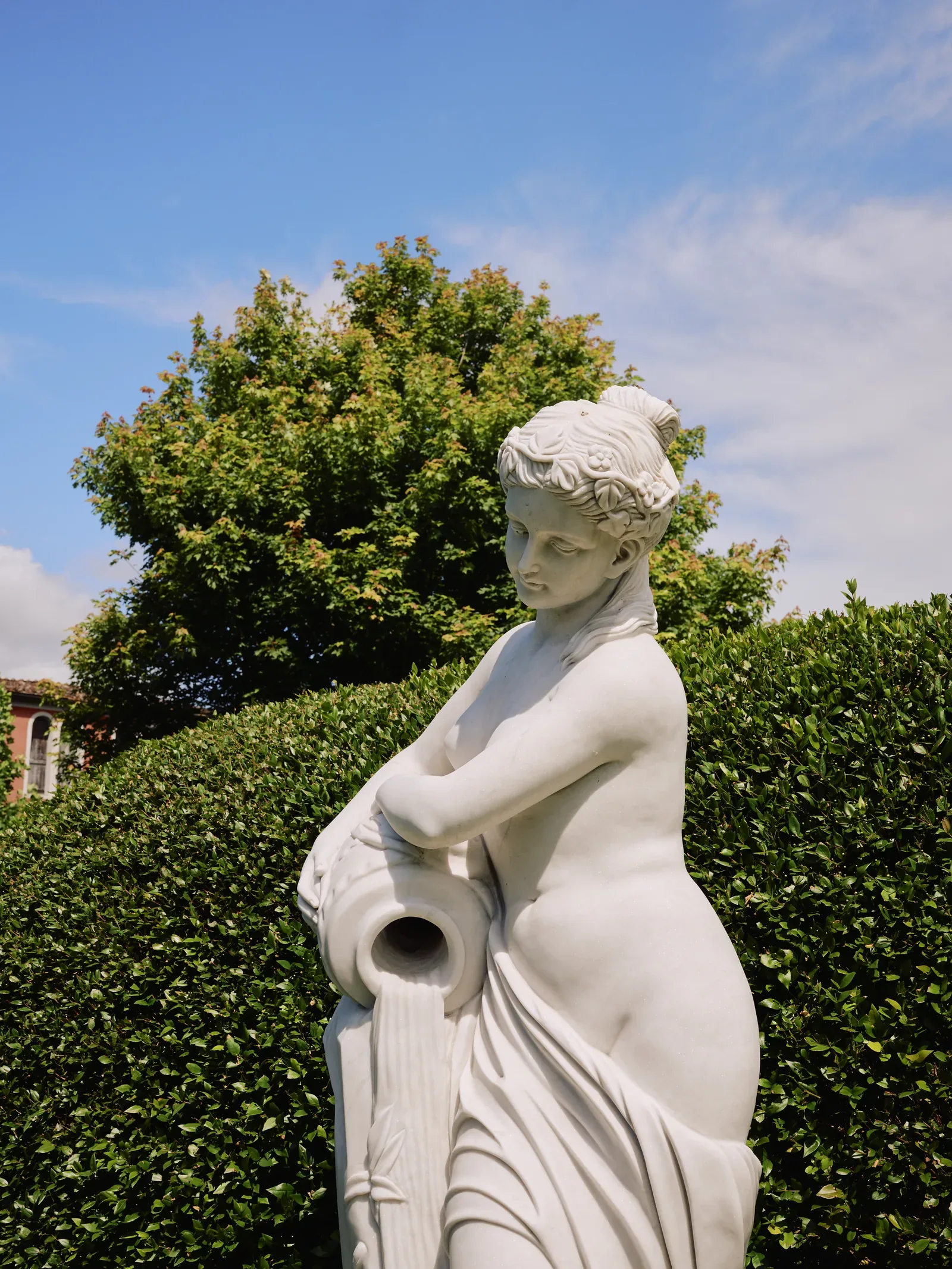Statua classica nei giardini privati di Villa Marie