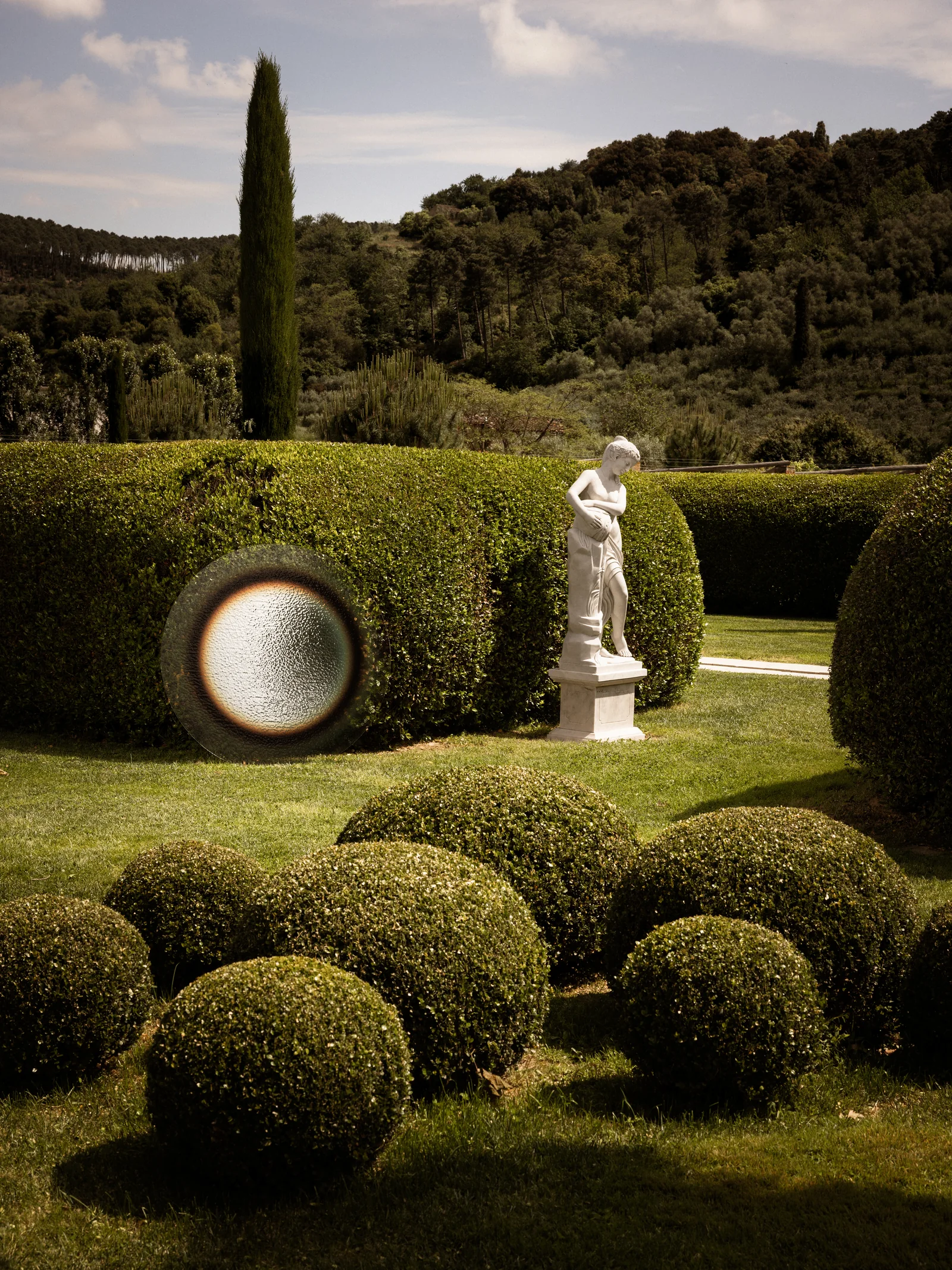Statua classica nel giardino toscano ordinato di Villa Marie
