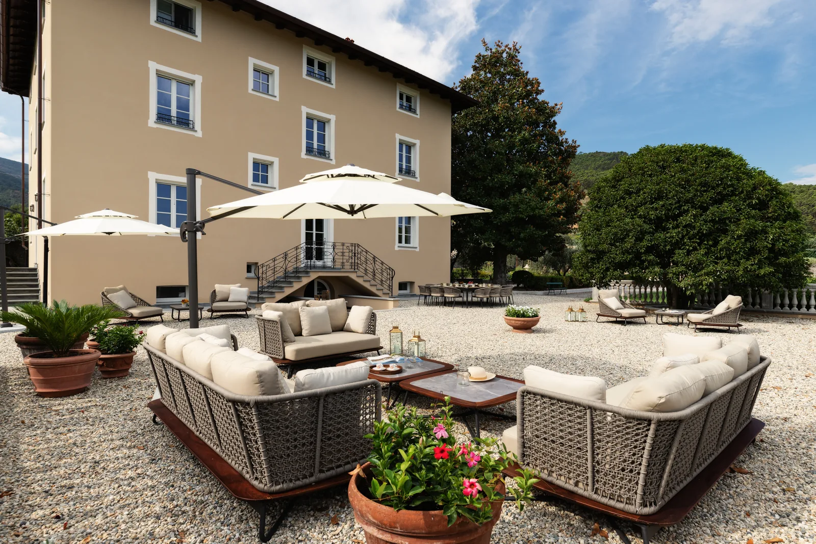 Terrazza di Villa Marie con divani da giardino e ombrelloni