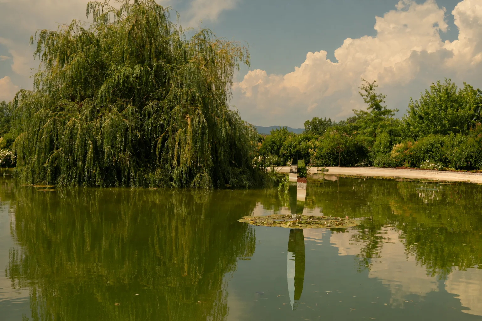 Vasca e scultura a specchio nel giardino di Villa Marie in Toscana