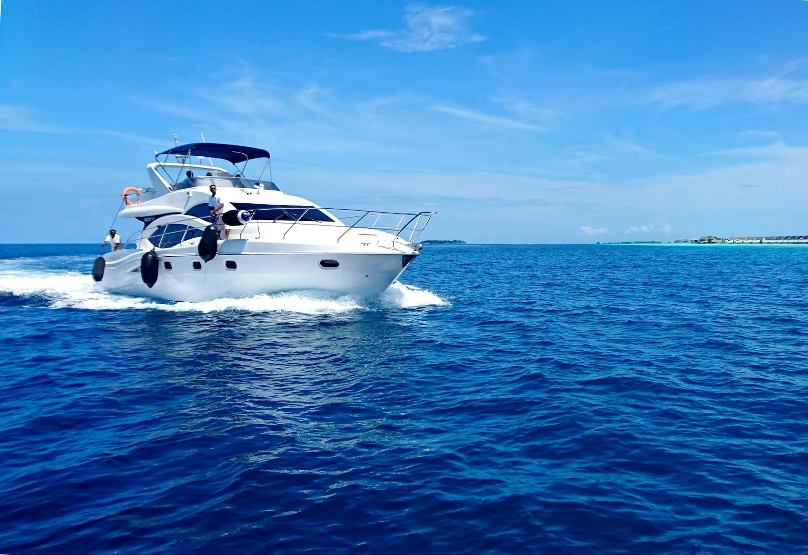 Yacht a motore in navigazione sotto un cielo azzurro