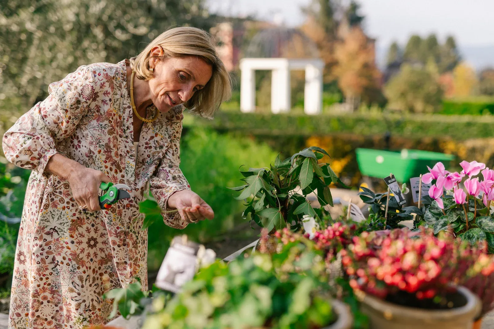 Marleen arranging flowers in the gardens of Villa Marie